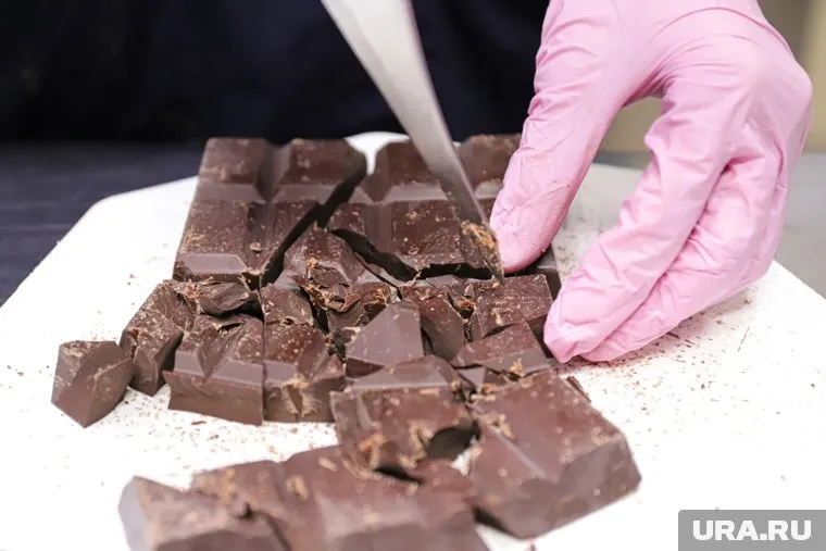 Согласно предписанию, сотрудники службы разрезают посылки с продуктами питания (архивное фото)