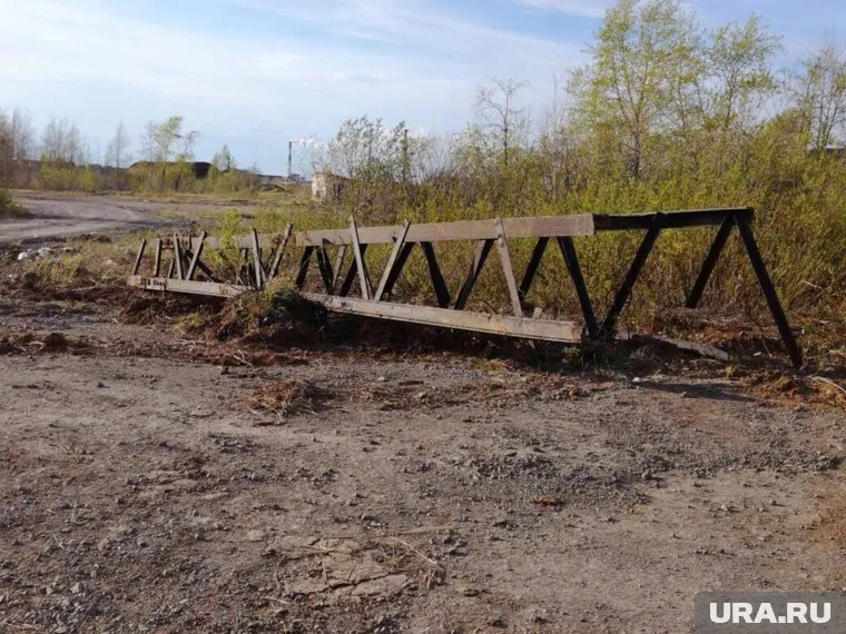 Рабочие распиливали опору ЛЭП и подожгли лес возле завода