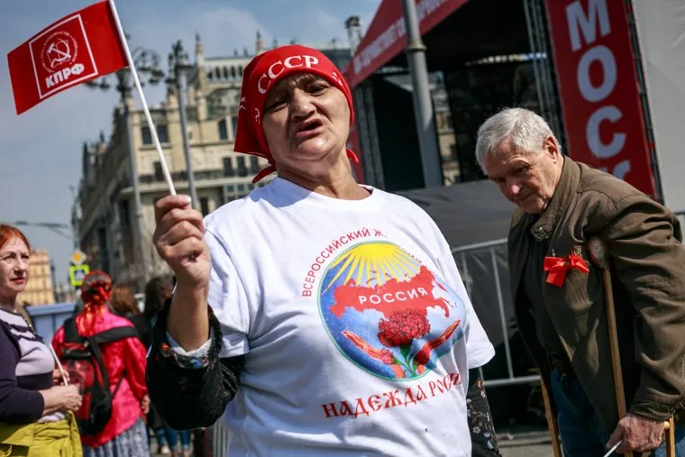 Первомайская демонстрация в Москве на Красной площади. Москва, инвалид, коммунисты, пенсионеры, ссср, бабушка, кпрф, митинг, надежда россии