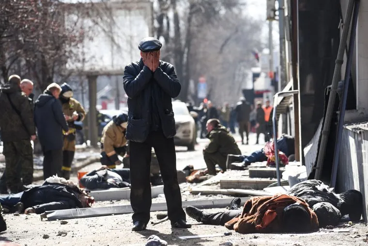 Последствия обстрела центра Донецка ракетой Точка-У/ выпущенной ВС Украины. Донецк, ДНР