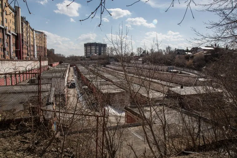 Овраг, на месте которого планируют построить общежитие университета. Здание ФНС и здание ФСБ., гаражи, лог, гаражный кооператив