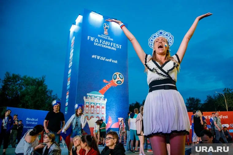 Болельщицы пришли на матч в кокошниках