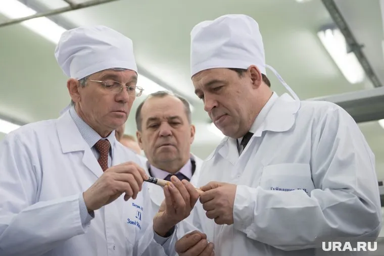 Александр Петров (слева) соблюдал все меры предосторожности, но все равно заболел COVID