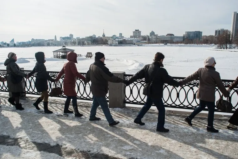 Акция протеста против строительства храма на воде. Екатеринбург, набережная исети, акция обними пруд