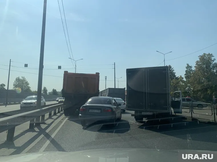 Грузовики перегородили обе полосы для движения