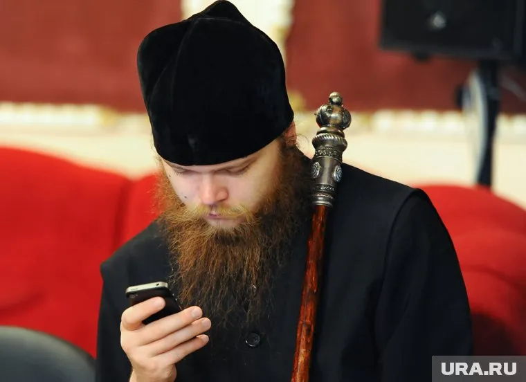 Священнослужители объяснили популярность смартфонов многовековым опытом церкви