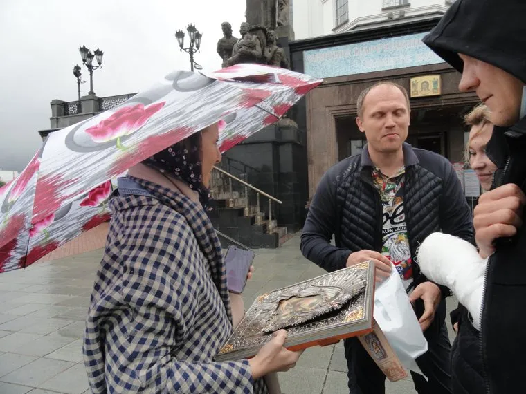 Собчак подарили православную икону