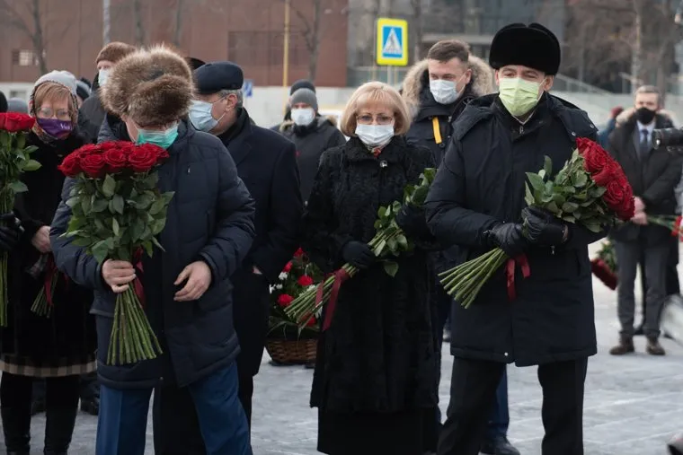 Возложение цветов к памятнику Б.Н. Ельцину. Екатеринбург