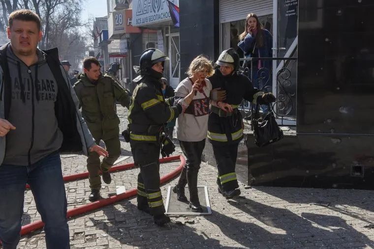 Последствия обстрела центра Донецка ракетой Точка-У/ выпущенной ВС Украины. Донецк, ДНР