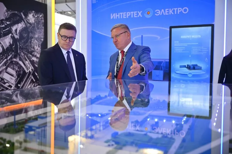 Экскурсию по стенду для губернатора Алексея Текслера (слева) провел представитель акционеров предприятия «Корпорация СТС» Алексей Бобров (справа)