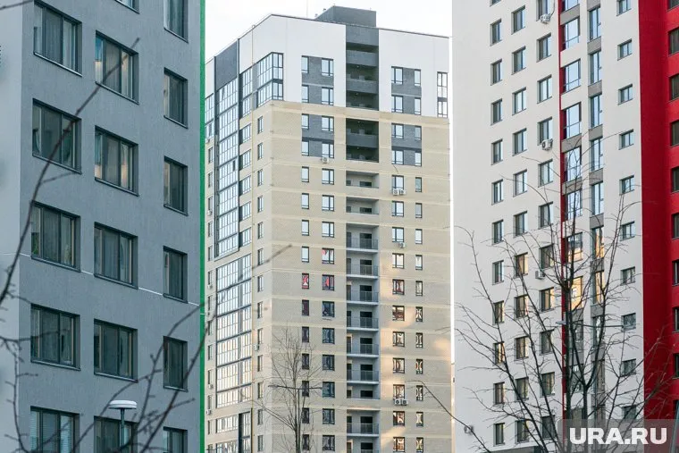 Горожанин выпал из окна многоэтажки