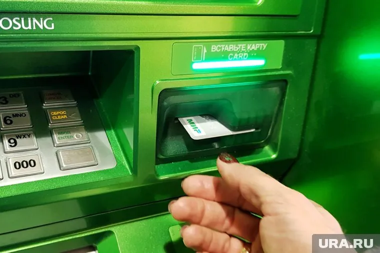 На данный момент действует ограничение в миллион рублей за одну банковскую операцию