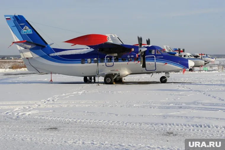 Предварительно, L-410 должен совершить посадку из-за обледенения судна