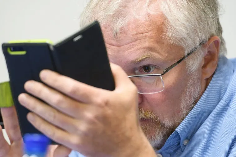 Пресс-конференция партии "Гражданская платформа" по выходу с предвыборной гонки в ЕГД. Екатеринбург, киселев константин, смотрит в телефон