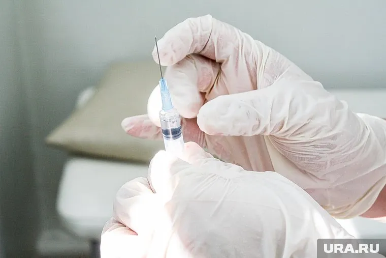 По словам Михаила Костинова, коронавирус еще бунтует, поэтому россиянам следует пройти ревакцинацию