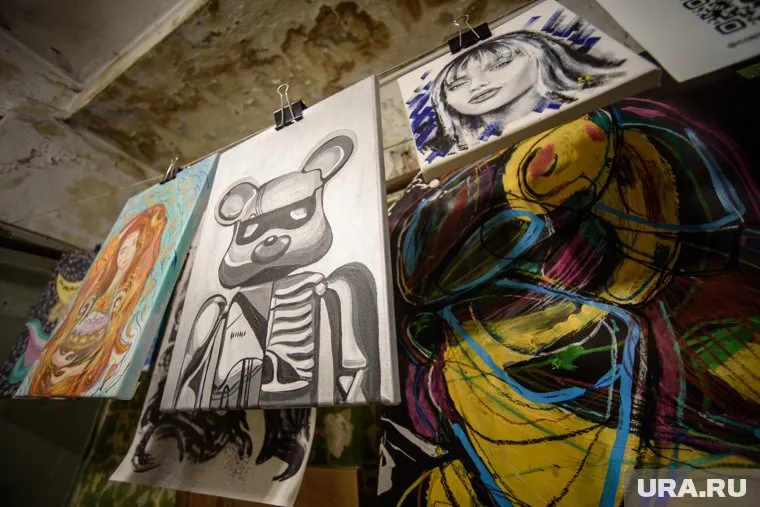 Стены коттеджа украшены яркими картинами (архивное фото)