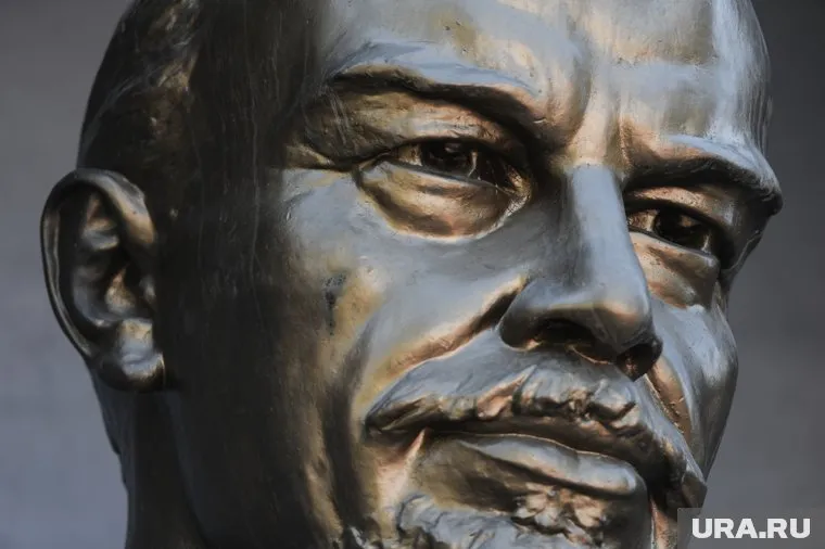 В центре Москвы подрались Ленин и Пушкин