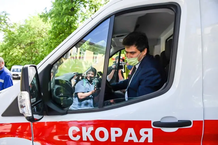 Передача автомобилей Скорой медицинской помощи бригадам медиков. Екатеринбург
