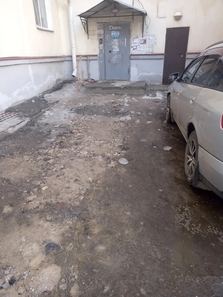 Куски льда обрушились на автомобиль дочери депутата с крыши дома №29 по ул. Красина в Кургане 