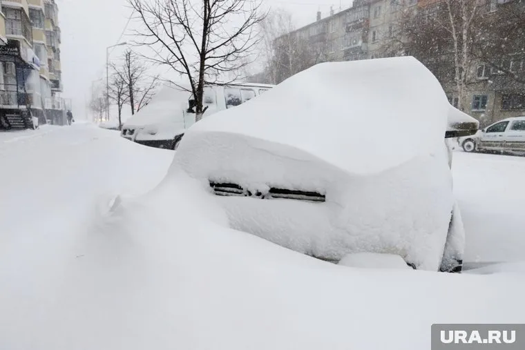 В 8-м микрорайоне Ноябрьска припаркованные машины мешают очистить улицы