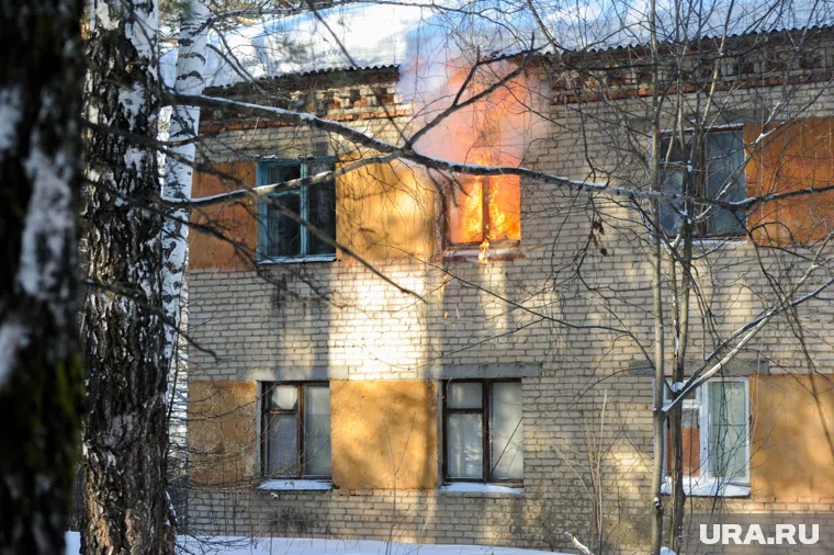 Пожар в жилом доме Екатеринбурга ликвидировали 22 сотрудника МЧС