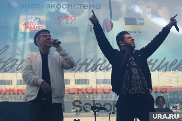 В конце выступления у музыкантов возникли проблемы со звуком