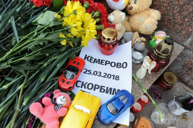 Акция памяти погибших на пожаре в Кемерово в ТЦ "Зимняя вишня" возле памятника Орленку на Алом поле. Челябинск, цветы, траур, скорбь, свечи, кемерово, игрушки