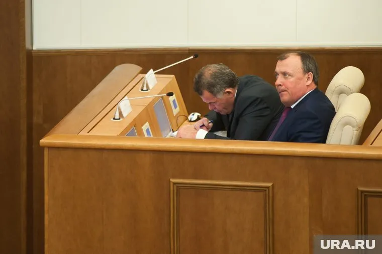 Первые вице-губернаторы сегодня согласовывают в МУГИСО всех, вплоть до начальника отдела