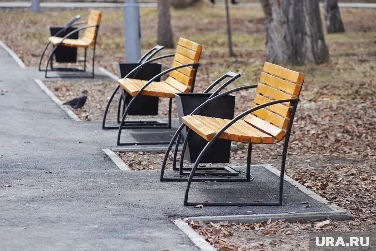 Скамейку установили, но сразу же увезли на ремонт