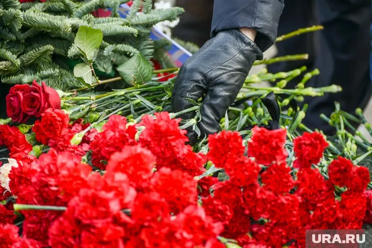 Жители Берлина несут цветы к подбитому русскому танку