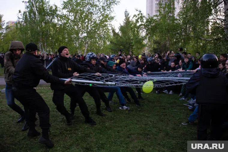 В результате столкновений пострадали три человека