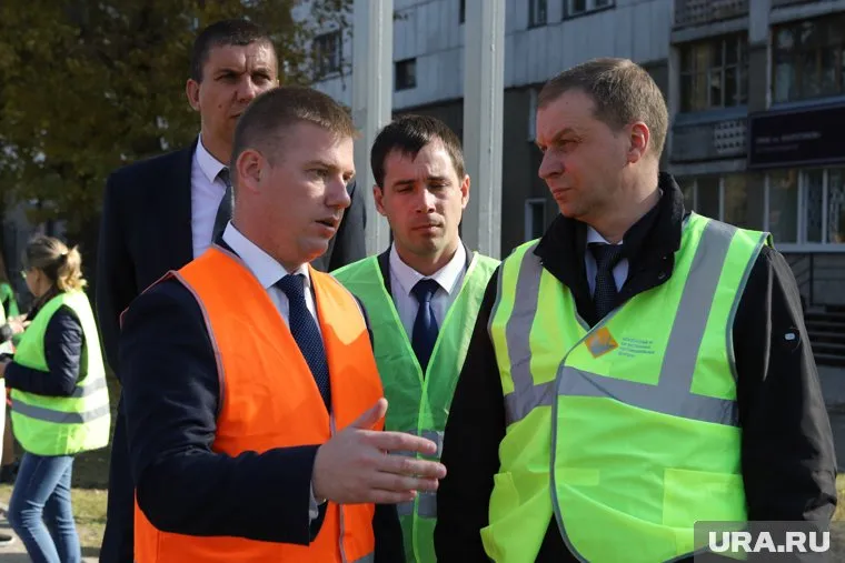 Иван Ситников (в оранжевом жилете) ранее возглавлял МУП «СДП» Кургана