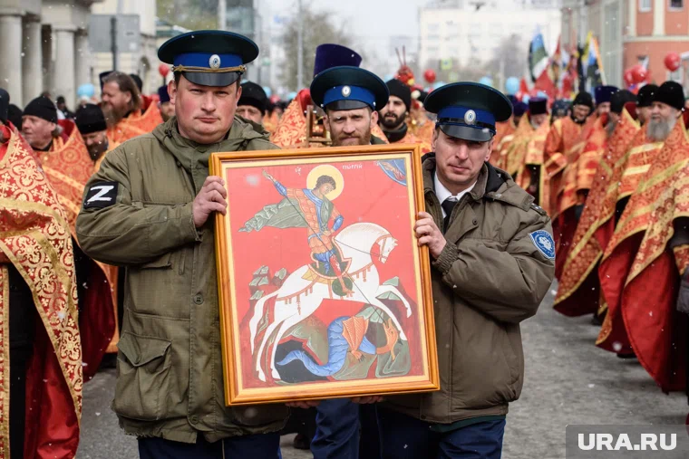 В этот день стараются совершать добрые поступки, помогать другим и избегать конфликтов