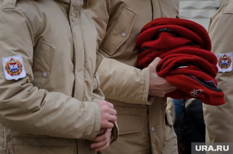 Школьники получили значки и книжки участника движения