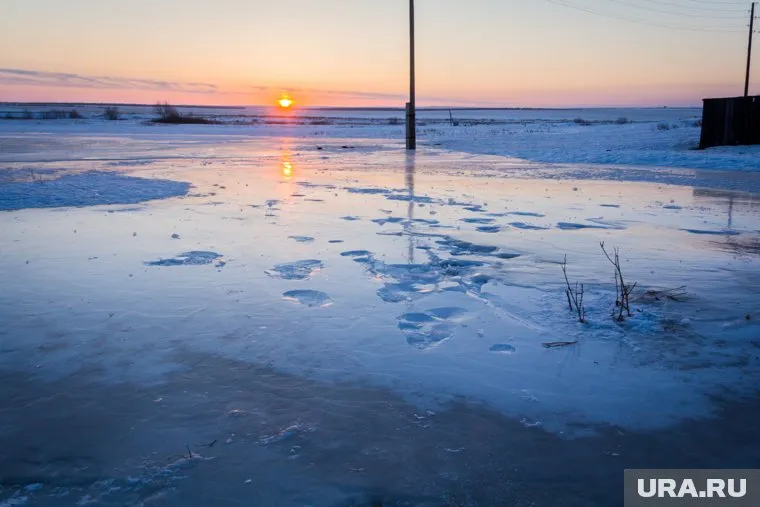Вода стоит на зимней автодороге в ЯНАО