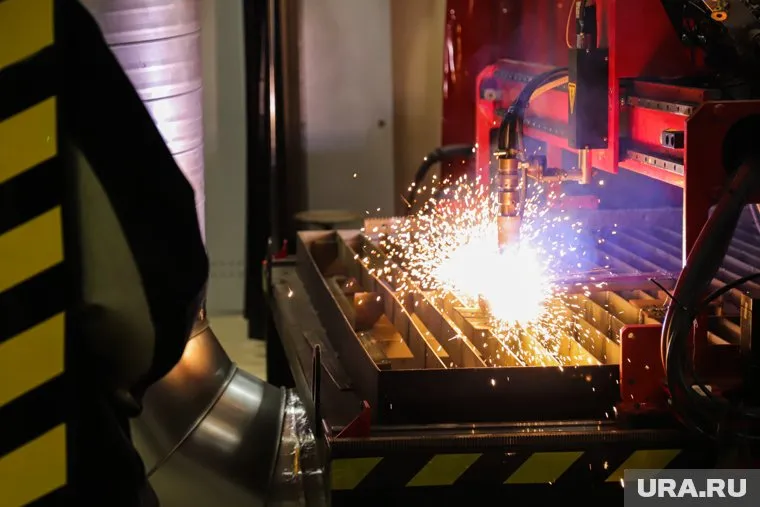 С помощью плазмотрона, разработанного в РГППУ, можно резать металл качественно и быстро