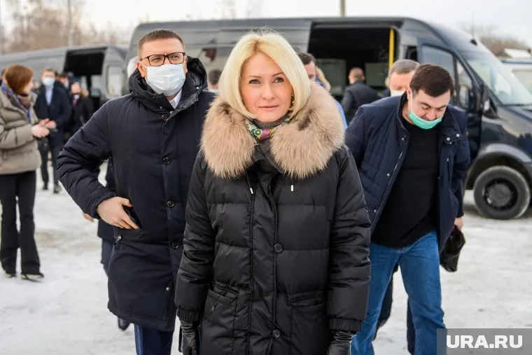 Губернатор Алексей Текслер (слева) сопровождает вице-премьера Викторию Абрамченко в поездке по Челябинску