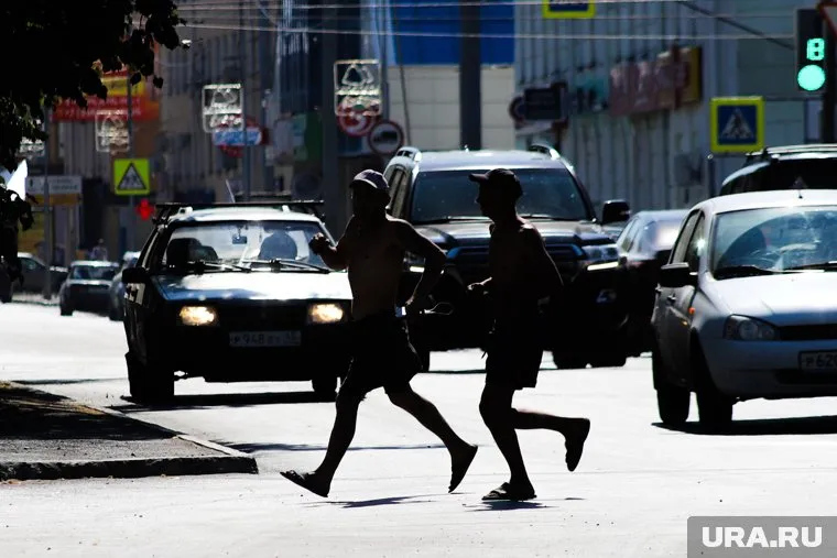 Участники «игры» должны перебежать дорогу перед автомобилем на максимально близком расстоянии