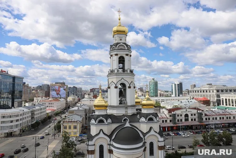 Модели опубликовали полуобнаженный снимок на фоне храма Большой Златоуст в Екатеринбурге