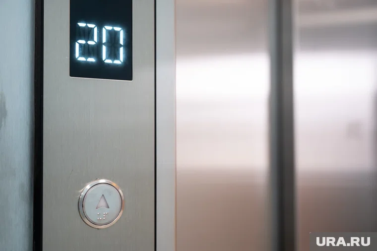 Извращенца остановила камера в лифте