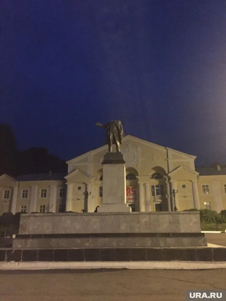 Наследие советской эпохи - памятники Ленину - украшают центральные площади большинства российских населенных пунктов