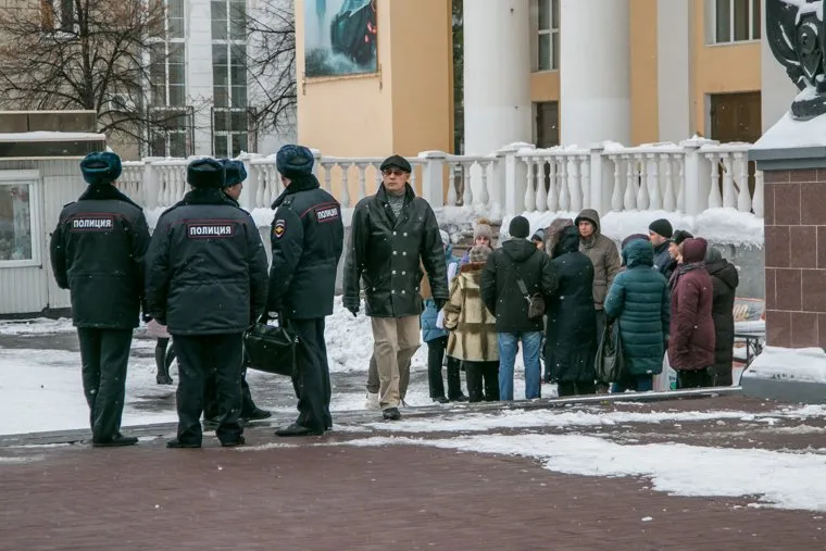 Курганская полиция. афиша Матильды. Курган, кинотеатр россия, полиция, собрание людей