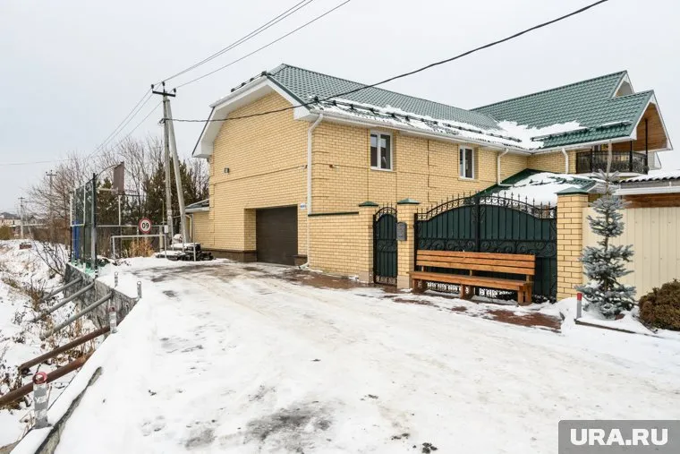 По словам экс-главы управления МЧС России по Свердловской области Андрея Заленского, этим домом он не владеет, а только пользуется