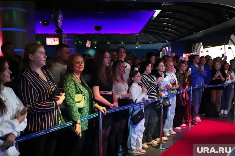 Весь коридор кинотеатра был наполнен людьми, которые пришли на премьеру