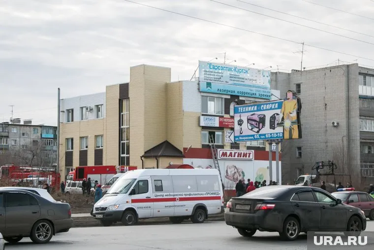 Люди едва успели покинуть здание перед обрушением бетонных плит