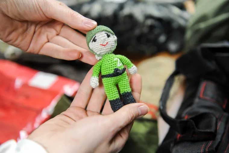 Заместитель руководителя исполкома общероссийского общественного движения Народный фронт «За Россию» Борис Подольный и военно-политический блогер, журналист Юрий Подоляка посетили цех по пошиву текстильной продукции для нужд СВО. Челябинск