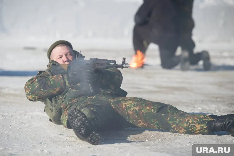 Свердловчанин вытаскивал раненых во время боя за село Песчаное (архивное фото)