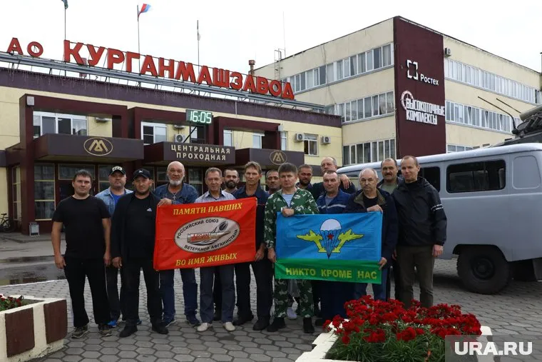 Курганские заводчане с ветеранами собрали УАЗ с гуманитарным грузом для отправки на фронт