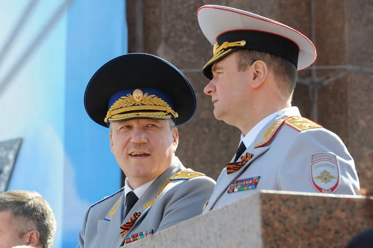 Возложение венков к Вечному огню и торжественное построение челябинского гарнизона в честь Дня Победы. Акция "Бессмертный полк". Челябинск, сергеев андрей, никитин юрий