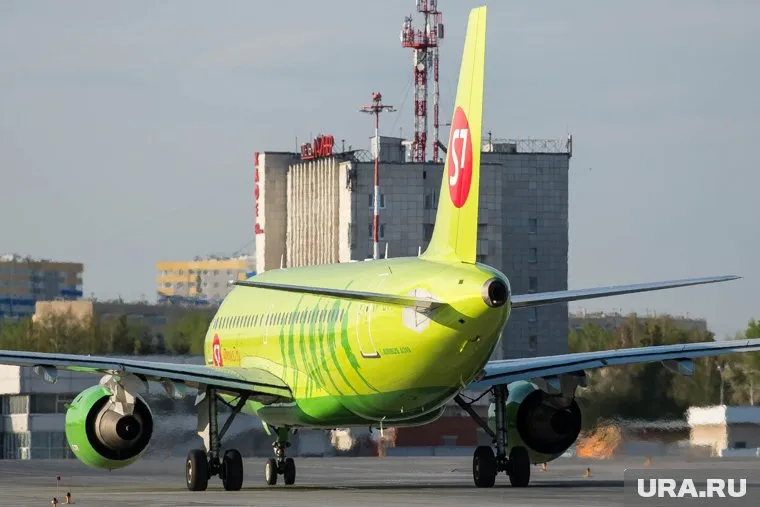 Командир воздушного судна вернул лайнер к месту стоянки и вызвал полицию